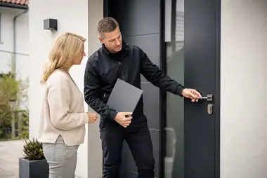 Einweisung in Bedienung und Verriegelung einer neuen Aluminium-Haustür